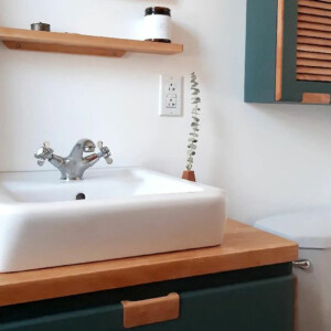 Projet Salle de bain: Conception & fabrication de meuble et mur de latte